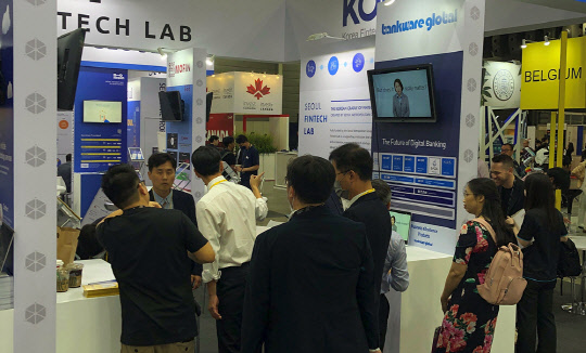 클라우드 뱅킹 플랫폼 기업 뱅크웨어글로벌이 2~4일 개최된 '싱가포르 핀테크 페스티벌(SFF) 2022'에서 코어뱅킹 솔루션을 선보이고 있다.  뱅크웨어글로벌 제공